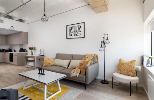 Central Milton Keynes Apartamento | The Yellow Suite for Professionals at MK Central with Free Parking and Fast Wi-Fi