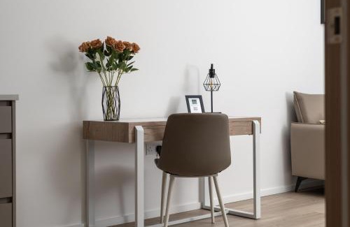 Central Milton Keynes Apartamento | The Yellow Suite for Professionals at MK Central with Free Parking and Fast Wi-Fi