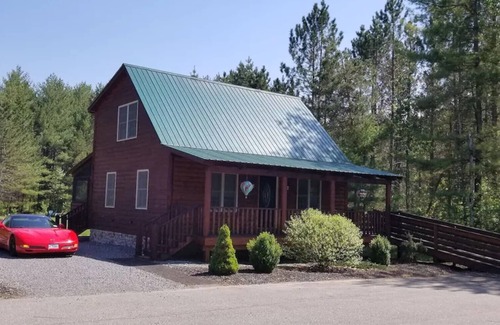 Wells Cabina | The Yogi, Family & Dog-Friendly Adirondack Cabin on Lake Algonquin
