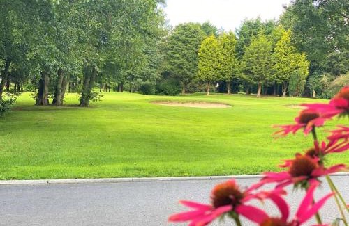 Allerthorpe Casa | The Yorkshire Burrow Lodge with Hot Tub