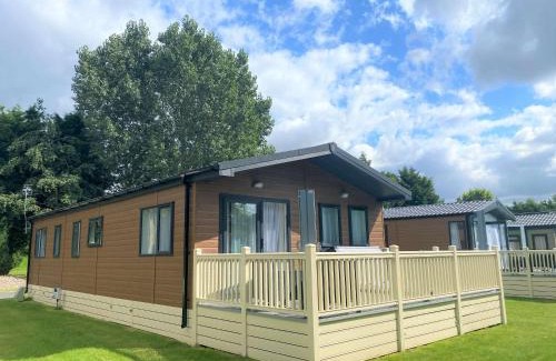 Allerthorpe Casa | The Yorkshire Burrow Lodge with Hot Tub