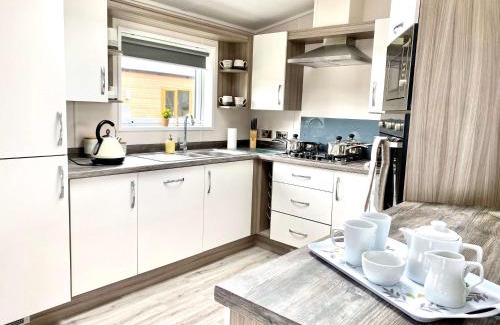 Allerthorpe Casa | The Yorkshire Burrow Lodge with Hot Tub