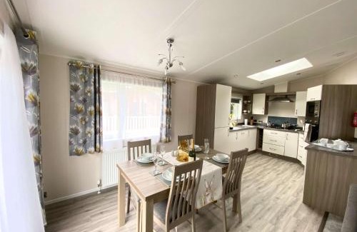 Allerthorpe Casa | The Yorkshire Burrow Lodge with Hot Tub