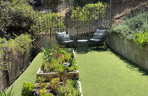 Woodland Hills Cabaña | THE Zen Treehouse Retreat- Great Views and Peaceful Decks!