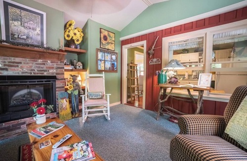 Clarkesville Cabina | Theda Mae's Sunflower Suite-#1