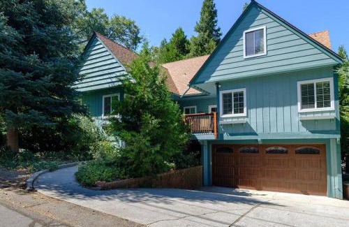Cedar Glen Casa | TheDragon's Den Mega Cabin Sleeps 12