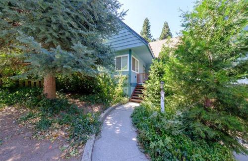 Cedar Glen Casa | TheDragon's Den Mega Cabin Sleeps 12