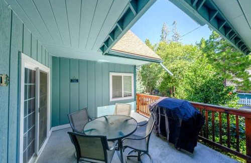 Cedar Glen Casa | TheDragon's Den Mega Cabin Sleeps 12