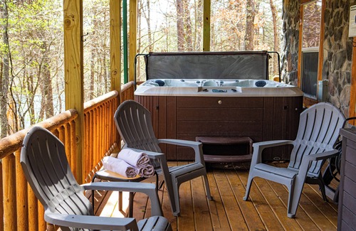 Logan Cabina | Thelma's Retreat by The Inn & Spa at Cedar Falls