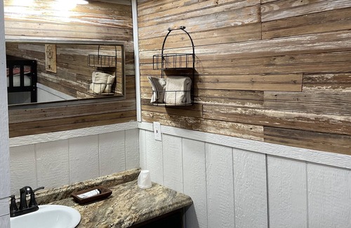 Thackerville Cabina | Theme cabins on wooded lot 1 mile 1/4 from Winn star casino