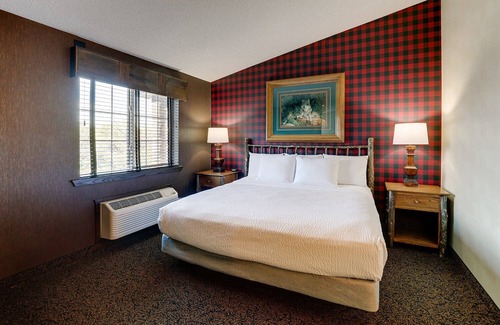 Johnston Hotel | Theme Suite w/ Kitchenette & Dry Bar! Stoney Creek Des Moines, Parking
