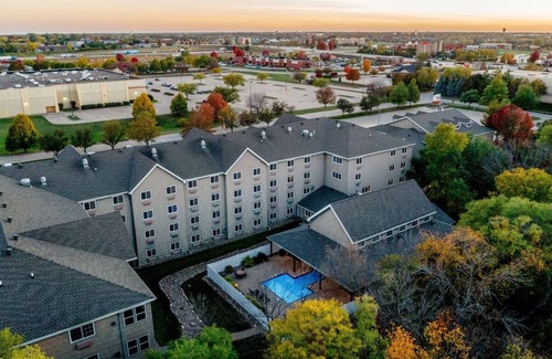 Johnston Hotel | Theme Suite w/ Kitchenette & Dry Bar! Stoney Creek Des Moines, Parking