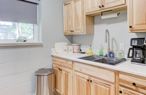Downtown Memphis Apartamento | Themed Lux Loft with King Bed, Free Parking & Wi-Fi