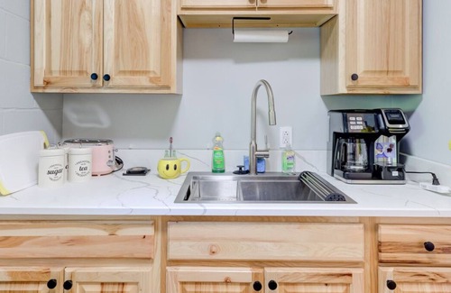 Downtown Memphis Apartamento | Themed Lux Loft with King Bed, Free Parking & Wi-Fi