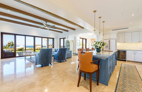 Laguna Hills Condominio | TheNest. Oceanview condo with access to infinity pool and jacuzzi