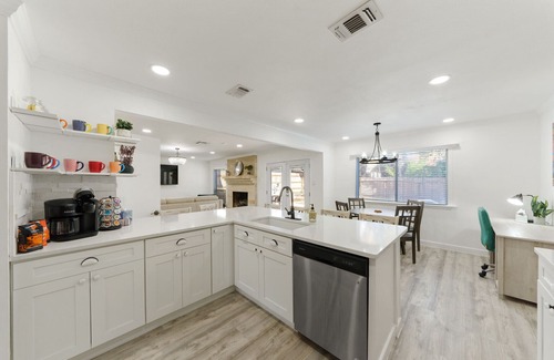 North Central Thousand Oaks Casa | theOAKloft-Heated Pool / HotTub- Games - Bring Fido- Memorable Experience