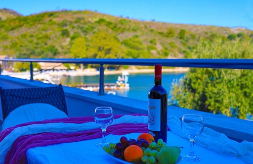 Agios Stefanos Apartamento | Theophilos 2: Amazing location, Bay views, A/C, WiFi, sleeps 4