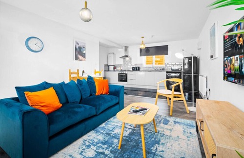 Cradley Heath Apartamento | There is 1 bedroom with 1 small double bed, able to comfortably accommodate 2 guests.