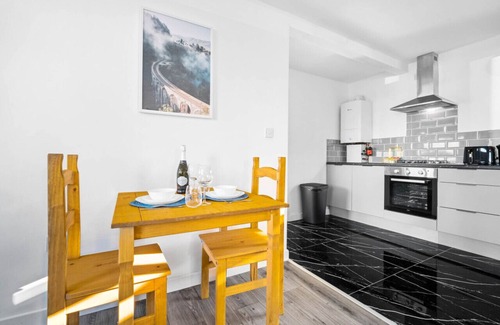 Cradley Heath Apartamento | There is 1 bedroom with 1 small double bed, able to comfortably accommodate 2 guests.