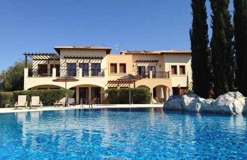 Aphrodite Hills Apartamento | Apartamento de 2 dormitorios Theseus Village con posición envidiable en la piscina comunitaria