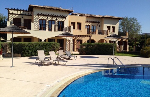Aphrodite Hills Apartamento | Apartamento de 2 dormitorios Theseus Village con posición envidiable en la piscina comunitaria