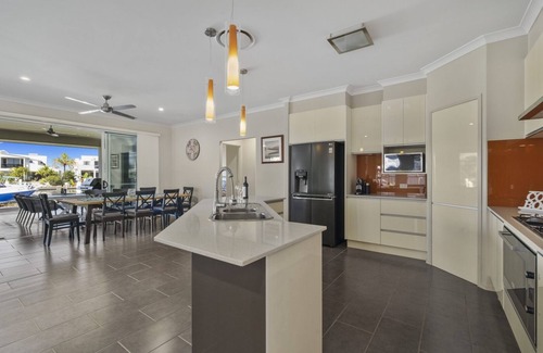 Banksia Beach Casa | ¡LAS TARIFAS DE PASCUA CAÍAN! ¡PIENSE EN EL LUJO Y LA ELEGANCIA!