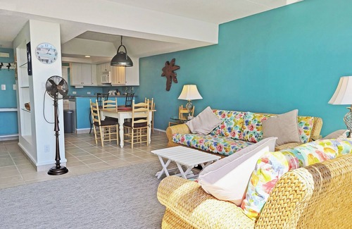 North Litchfield Beach Condominio | Third Floor Condo Across from Beach Access, Balcony, Pool, Grill Area, Elevator
