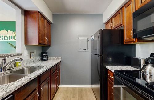 North Capitol Condominio | Third-Floor Riverfront Condo w/ Balcony, Pool, & Fast WiFi – Near Broadway!