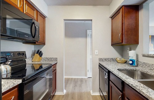 North Capitol Condominio | Third-Floor Riverfront Condo w/ Balcony, Pool, & Fast WiFi – Near Broadway!