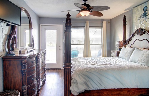 Port Aransas Condominio | Third Floor Seabatical Condo in Mustang Island by Redawning