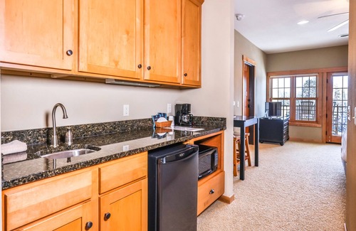 Three Lakes Condominio | Third-floor studio with lake view, kitchenette, balcony, hot tubs, pool, & gym