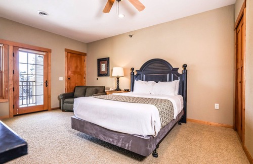 Three Lakes Condominio | Third-floor studio with lake view, kitchenette, balcony, hot tubs, pool, & gym