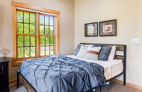 Three Lakes Condominio | Third-floor studio with kitchenette, balcony, pool, hot tubs, & gym