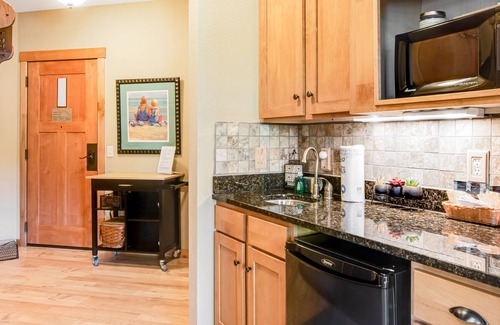 Three Lakes Condominio | Third-floor studio with kitchenette, balcony, pool, hot tubs, & gym