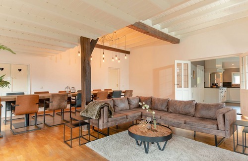 Rijssen Cabina | This 14-person group home has everything, even a hot tub and sauna!