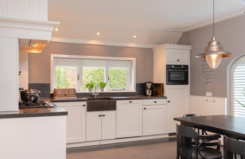 Rijssen Cabina | This 14-person group home has everything, even a hot tub and sauna!