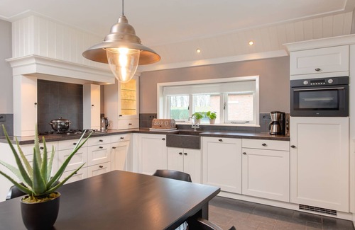 Rijssen Cabina | This 14-person group home has everything, even a hot tub and sauna!