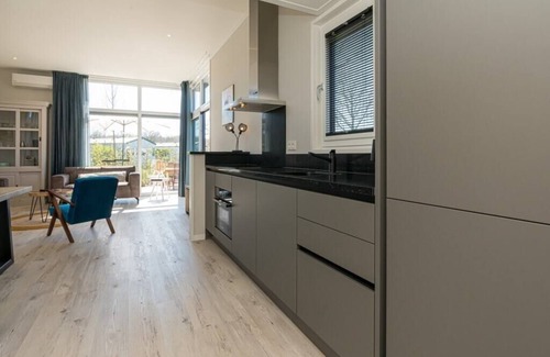 Burgh-Haamstede Casa | This 4-person chalet is ready to welcome you on the edge of the park. The chalet has a modern living
