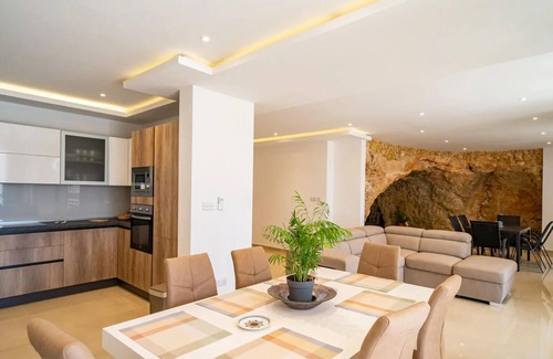 Ghajnsielem Apartamento | This apartment is a 3 bedroom(s), 4 bathrooms, located in Xaghra, Gozo.