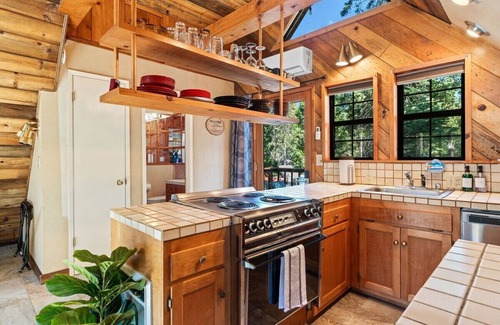 West Village Apartamento | This apartment is a 1 bedroom(s), 1 bathrooms, located in Shaver Lake, CA.
