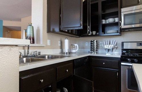 Valencia Apartamento | This apartment is a 2 bedroom(s), 2 bathrooms, located in Santa Clarita, CA.