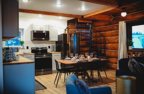 College Cabina | This beautiful log cottage has large windows that let in lots of light