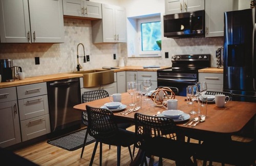 College Cabina | This beautiful log cottage has large windows that let in lots of light