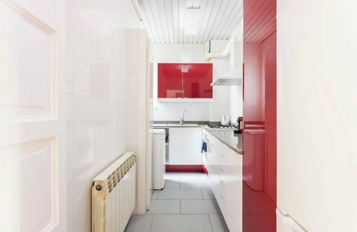 El Guinardo Apartamento | ¡Apt recién reformado! Este luminoso apartamento de diseño es la base perfecta para descubrir Barcelona y experimentar todos sus encantos mientras se aloja en una ubicación céntrica. A sólo 20 minutos a pie de la Sagrada Familia.