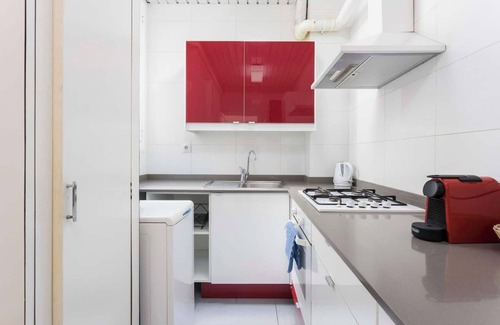 El Guinardo Apartamento | ¡Apt recién reformado! Este luminoso apartamento de diseño es la base perfecta para descubrir Barcelona y experimentar todos sus encantos mientras se aloja en una ubicación céntrica. A sólo 20 minutos a pie de la Sagrada Familia.