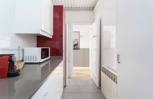 El Guinardo Apartamento | ¡Apt recién reformado! Este luminoso apartamento de diseño es la base perfecta para descubrir Barcelona y experimentar todos sus encantos mientras se aloja en una ubicación céntrica. A sólo 20 minutos a pie de la Sagrada Familia.