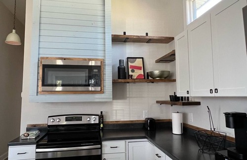 Gas City Casa | This bungalow is a 2 bedroom(s), 2 bathrooms, located in Gas City, IN.
