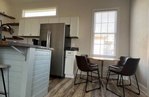 Gas City Casa | This bungalow is a 2 bedroom(s), 2 bathrooms, located in Gas City, IN.