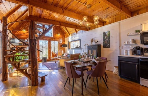 Stanton Cabina | This cabin is a 2 bedroom(s), 2 bathrooms, located in Stanton, KY.