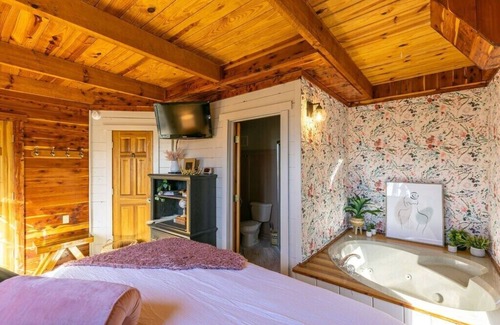 Stanton Cabina | This cabin is a 2 bedroom(s), 2 bathrooms, located in Stanton, KY.